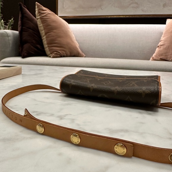 Louis Vuitton Florentine Monogram Canvas
Pochette - Picture 9 of 15